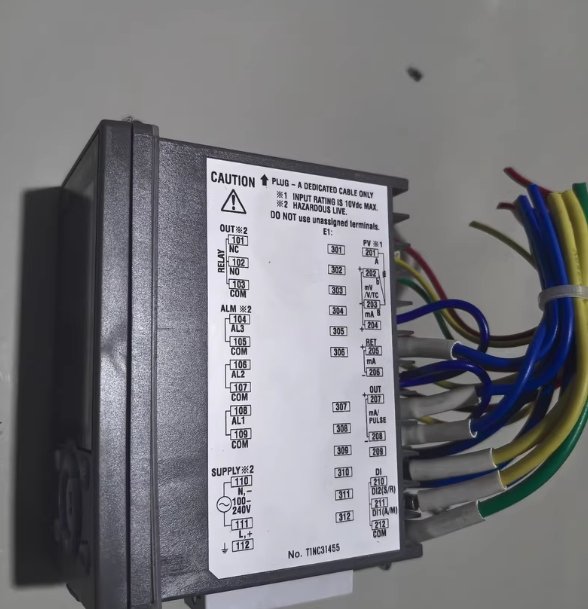 YOKOGAWA UT32A temperature controller, model UT32A-000-11-0[USED]