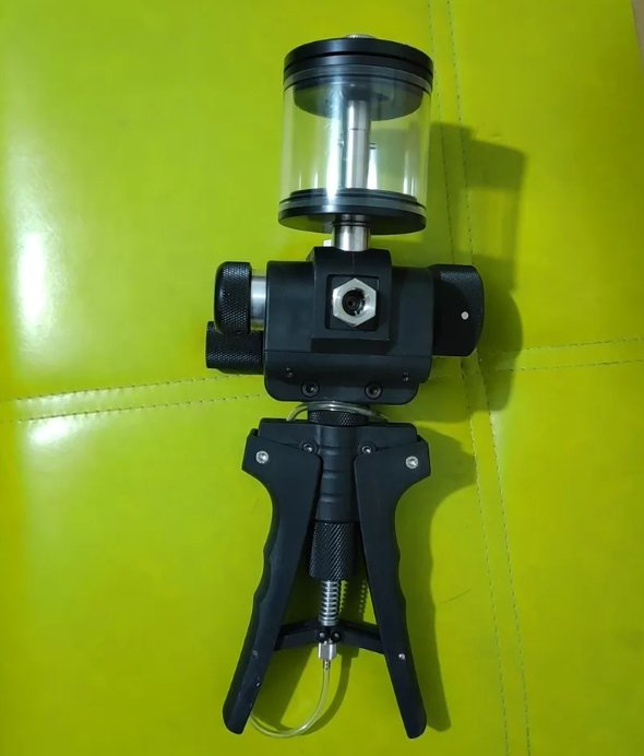 DRUCK + PV411 Hydraulic-Pneumatic Multi-functional Hand Pump Pressure Calibration Instrument. Oil pressure: 700 bar, Air pressure: 60 bar.